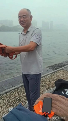 南华附一67岁退休医生，湘江河里勇救两人