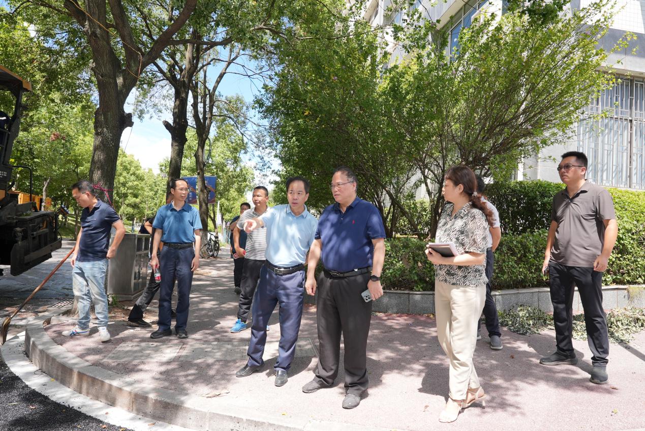张灼华主持召开新学期准备工作部署会并带队开展校园安全检查